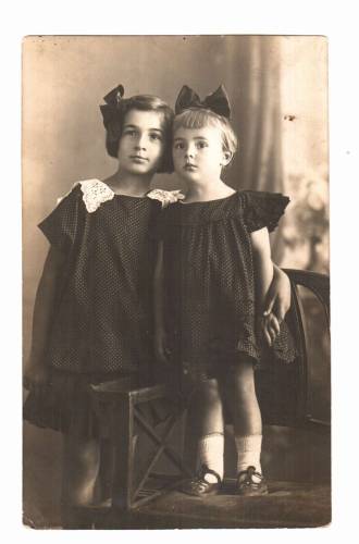 сестры Седлецкие, Ира 9 лет и Рая (3 года), 1926